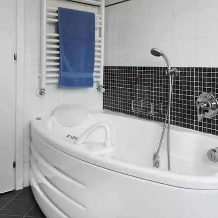 The House On The شقة